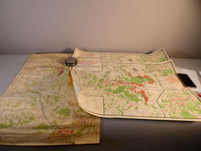 une carte et un téléphone portable posés sur une table