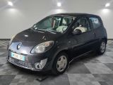 la photo d'une petite voiture noire garée dans un garage