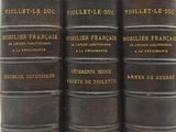 trois vieux livres sont empilés sur une table