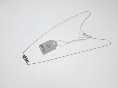 un collier auquel est attachée une étiquette sur une surface blanche