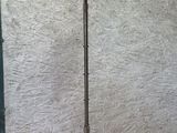 un lampadaire posé sur un sol en béton