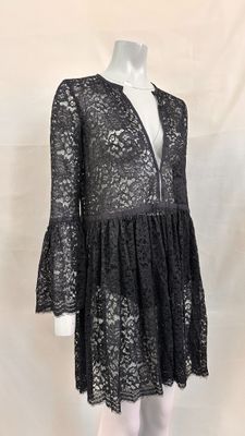 une robe en dentelle noire sur un mannequin, un mannequin, un mannequin, un mannequin, un mannequin, un mannequin, un mannequin, un mannequin, un manne