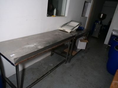 une table en métal sur laquelle se trouve un livre, dans une pièce