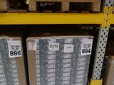 de nombreux cartons sur les étagères de l'entrepôt