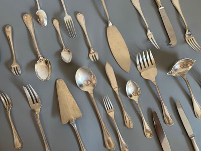 beaucoup de fourchettes et de cuillères sur la table