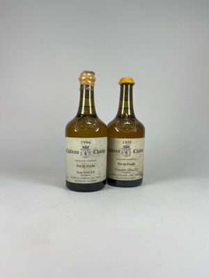 deux bouteilles d'alcool posées l'une à côté de l'autre sur une surface blanche