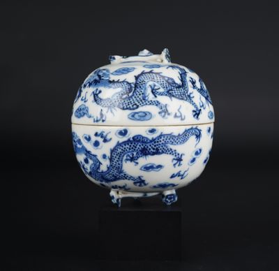 théière en porcelaine bleue et blanche ornée d'un motif de dragon