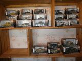 une étagère en bois sur laquelle sont disposés de nombreux objets de toutes sortes