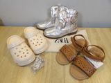 deux paires de chaussures et une paire de sandales posées sur une table