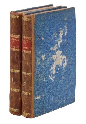 deux livres posés l'un sur l'autre sur une surface blanche
