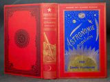 un vieux livre à la couverture rouge posé sur une table