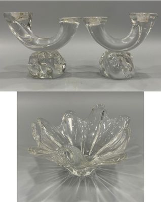 DAUM France Paire de bougeoirs en cristal moulé à deux bras …