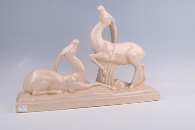 une statue représentant un cheval et un oiseau posée sur une table