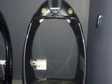 deux machines noires posées l'une à côté de l'autre sur le sol