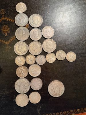 un lot de pièces de monnaie sur une table