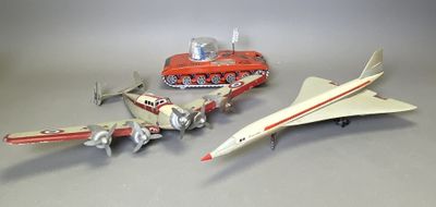 trois avions miniatures et un char d'assaut posés sur une table