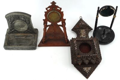 un grand nombre d'objets différents posés sur une table