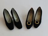 deux paires de chaussures noires ornées de boucles dorées