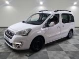 la camionnette blanche est garée sur le sol en damier d'une pièce