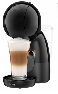 gros plan d'une tasse de café à côté d'une cafetière