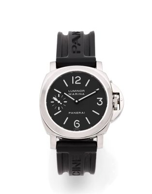 La montre est noire et argentée, avec un bracelet en caoutchouc noir.