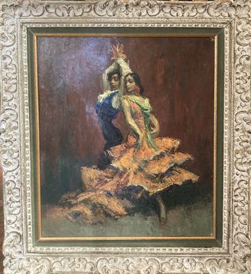 Un tableau représentant une femme en robe jaune est accroché au mur.