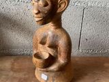 statue en bois d'une femme tenant un bébé dans ses bras