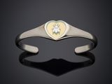 un bracelet en argent orné d'un cœur en émail jaune