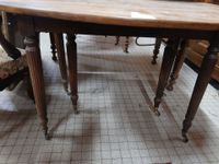 VENTE VOL : Une table ovale à abattant, munie de six pieds, … (photo 4)