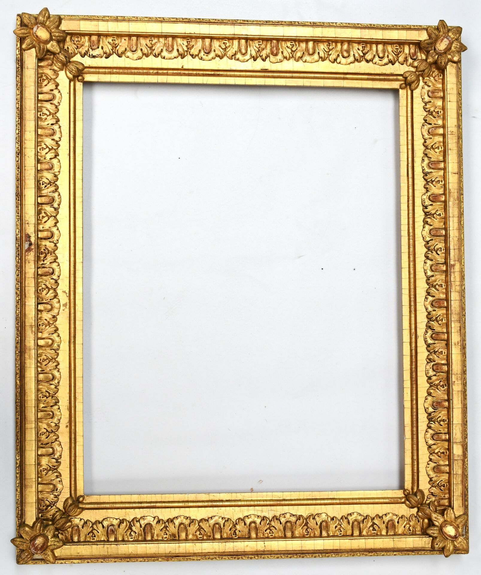 Encadrement en bois et stuc doré à décor de feuillages et de…