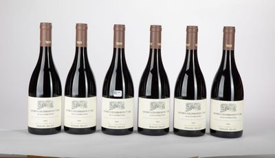 six bouteilles de vin sont alignées sur une table