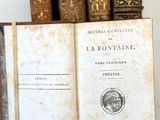 plusieurs vieux livres sont empilés sur une table