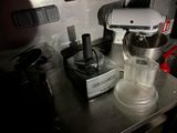 une photo d'un plan de travail de cuisine avec un mixeur et un mixeur