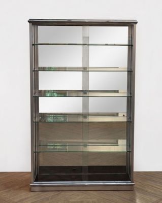 un gros plan d'une vitrine en verre posée sur un parquet