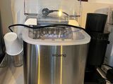 une photo d'une cafetière posée sur un plan de travail
