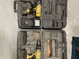 trois outils différents dans une mallette posée par terre