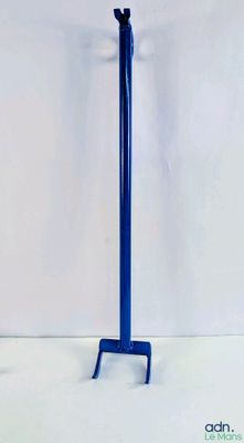 un porte-parapluies bleu sur lequel est posé un parapluie bleu