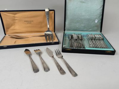 un assortiment d'argenterie comprenant des fourchettes, des couteaux et des cuillères