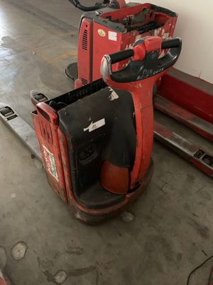 une machine rouge qui est garée dans le garage