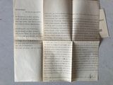 un morceau de papier plié posé sur une table