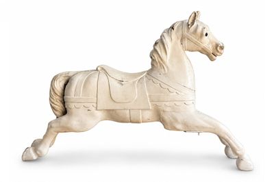 une statue blanche représentant un cheval sellé