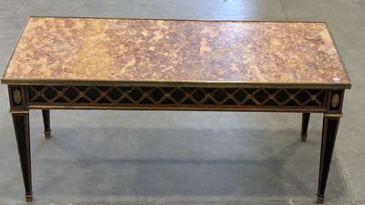 une table dont le plateau est en marbre