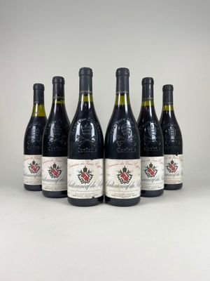 six bouteilles de vin sont alignées dans une rangée