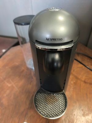une cafetière posée sur une table