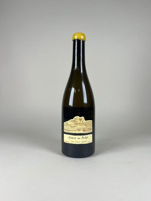 une bouteille de vin posée sur une table