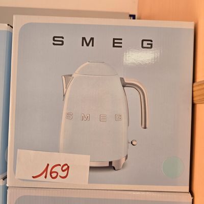 une boîte de bouilloires Smeg posée sur une étagère