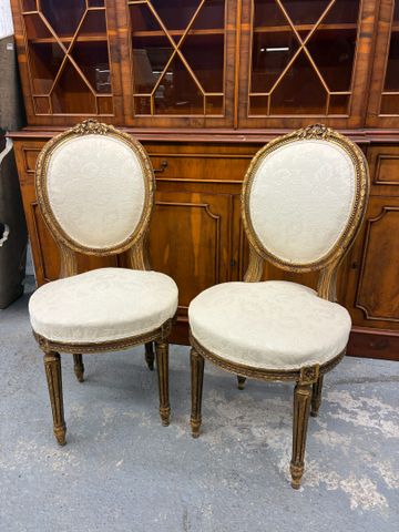 Paire de chaises cabriolet en bois doré à dossiers médaillons de 