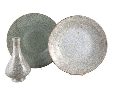 deux assiettes et un vase posés les uns à côté des autres