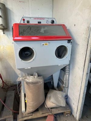 une machine posée sur une palette dans une pièce
