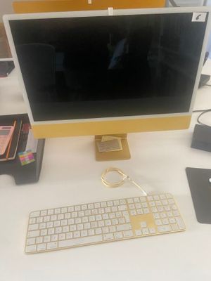 un écran d'ordinateur posé sur un bureau avec un clavier et une souris